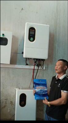 Khách hàng nhận bàn giao hợp đồng của công ty Gia khang greentech
